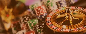 689slo Live Casino ကတ်ဂိမ်း မိုဘိုင်းဖုန်းဖြင့် ကစားနေသောမြင်ကွင်း